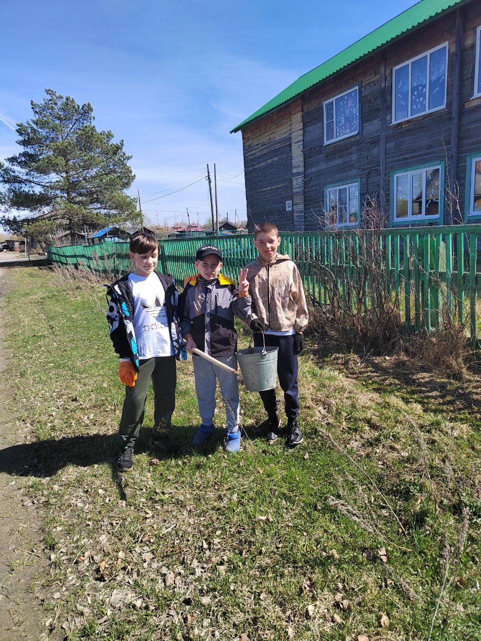 «Уборка школьной территории».